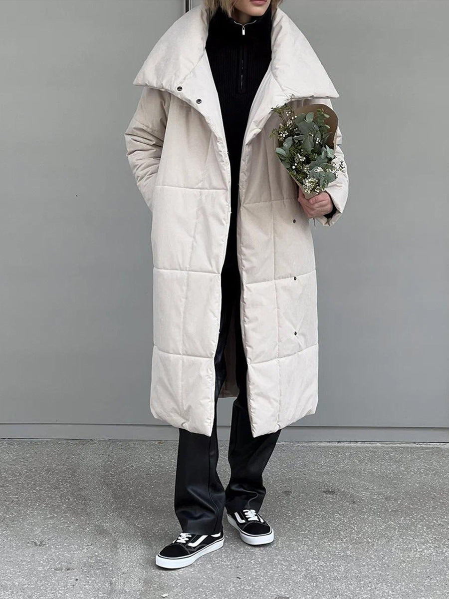 Long padded coat with large lapels, pockets and tie waist